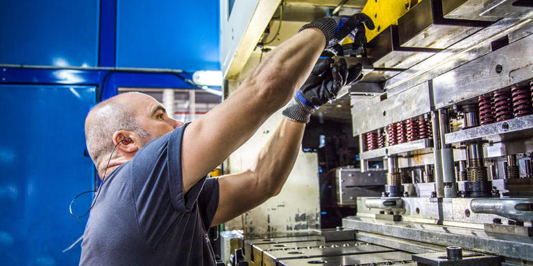 An employee working in metal transformation